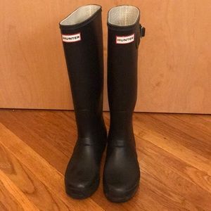 Black hunter boots